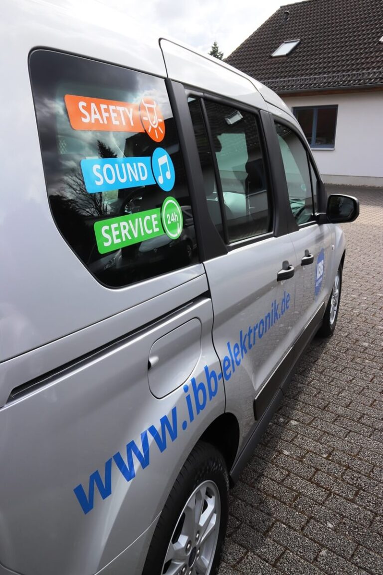 Safety, Sound und Service in kräftigen Farben