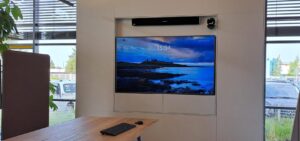 Abgeschlossen - TV, Sound- und Mikrofonbar und PTZ Kamera