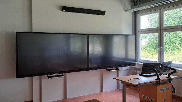 Kindermann Touchdisplays mit manueller Höhenverstellung